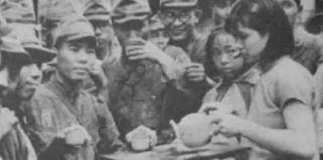 日本鬼子罕见老照片日军搂着中国小姑娘这眼神看了让人心痛