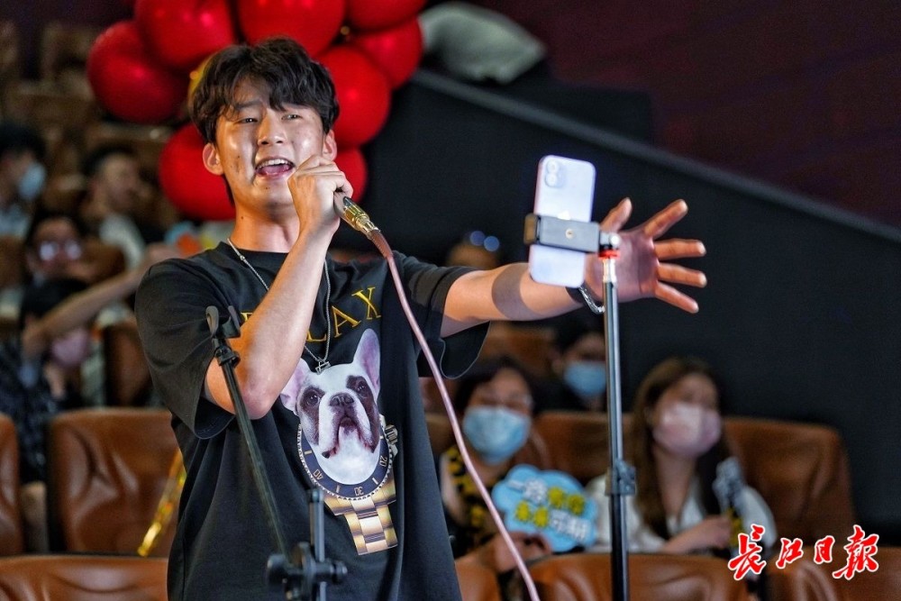 武汉音乐学院通俗演唱专业学生田涵瑞曾多次做客长江日报"可视电台"