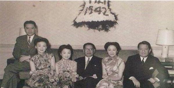 首富女苦等初恋15年,初恋早已另娶新人,三个女儿却与她同名