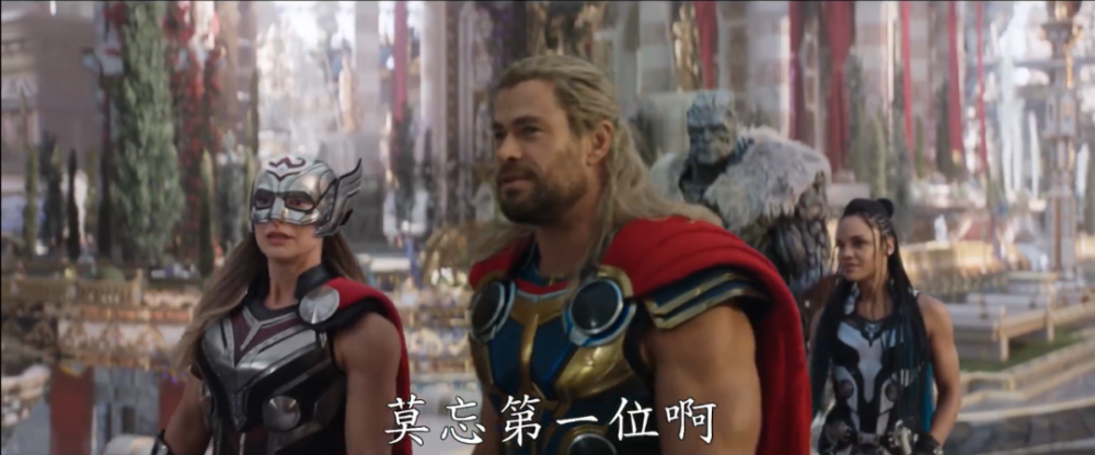接着是一连串战斗场景,雷神表情严肃用雷神战斧释放雷霆,而周围都是