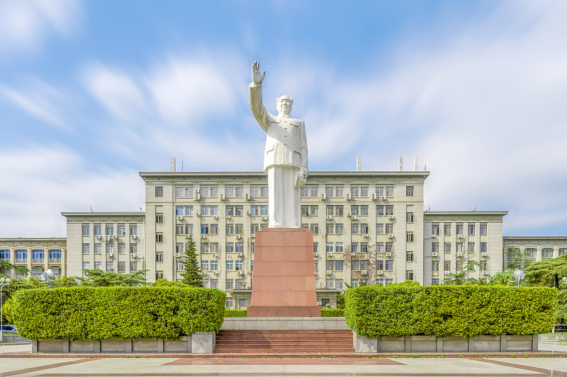 聚焦“中国芯”！华中科技大学打破垄断，研发“国际首例”芯片！