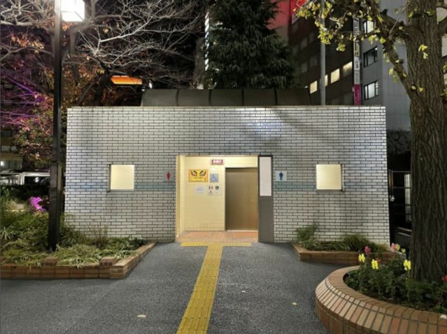 一个是将男厕所和女厕所的入口分开是常识,但日本的公共厕所大多是单