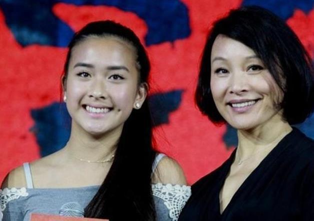 宁愿不要中国国籍,也要到美国端盘子的陈冲,却在中国捧女儿