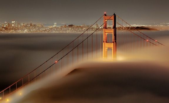 一半是海水一半是浓雾雾中的美国旧金山金门大桥