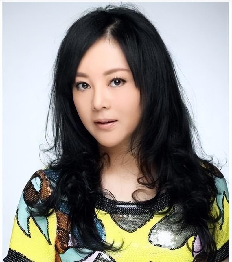 演员梁丽被前夫伤透了心带着儿子再婚为去世的前夫抬棺