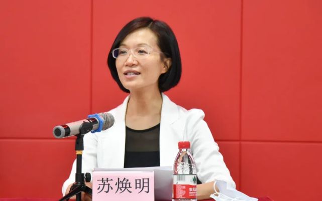 (市侨联副主席杨彪为新任镇侨联主席苏焕明颁发当选证书(市侨联副