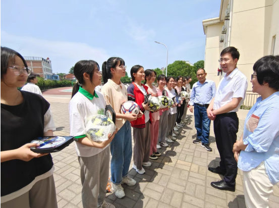 舒城县妇联到杜店中学开展六一慰问活动