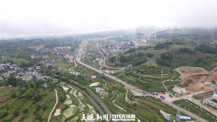 总投资133亿元黄平县谷陇经翁坪至落坡公路改扩建工程开工