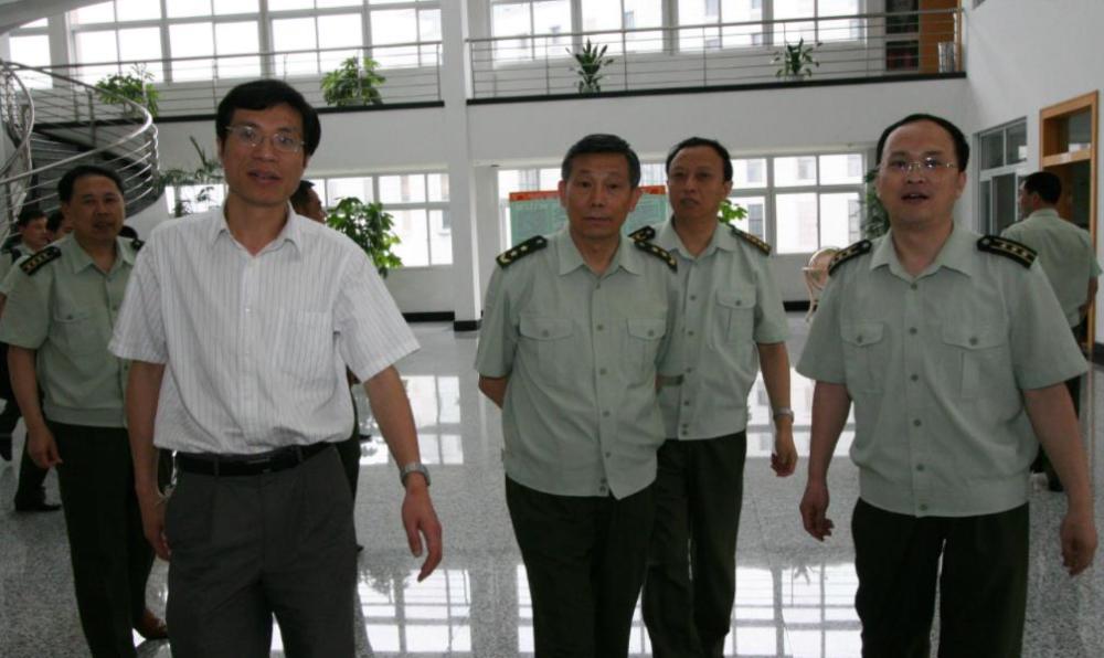 1997年6月30日,熊自仁少将率五百余军从深圳出发,强