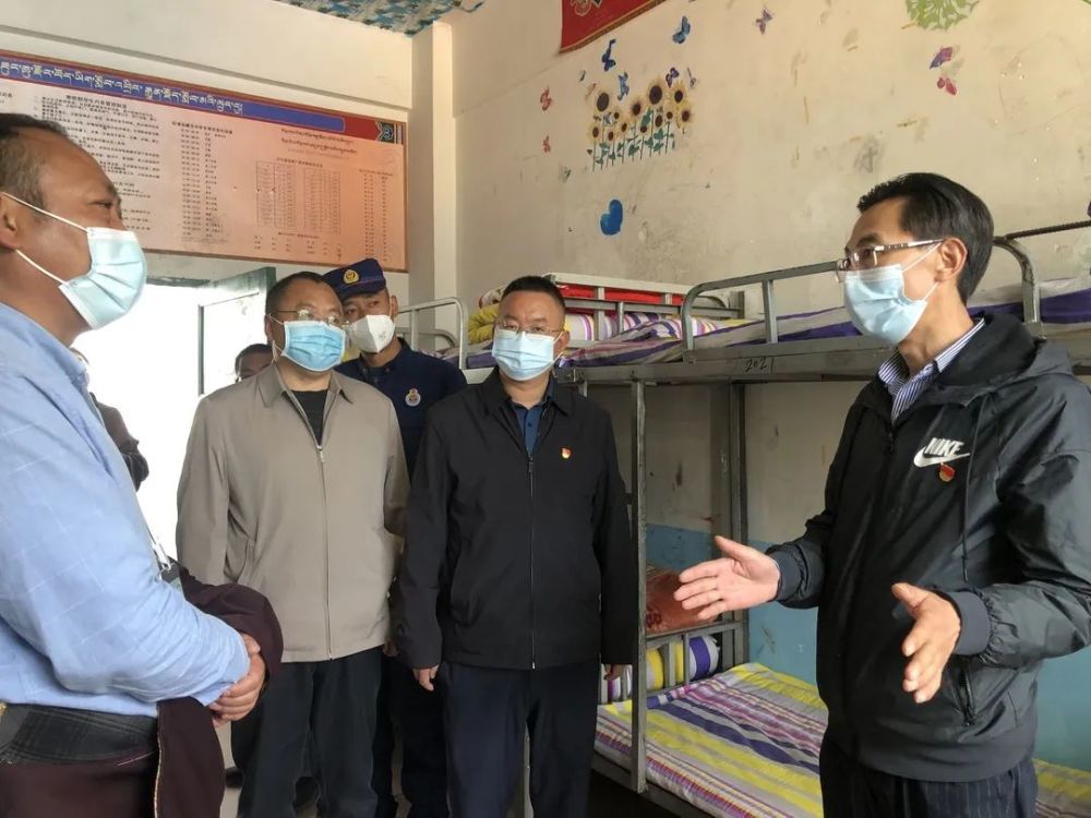 人大动态松潘县七一藏文中学名誉校长一西到学校调研指导工作