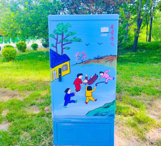 完成后附近的市民看到后纷纷表示,这样的绘画创意让公共设施变得很有