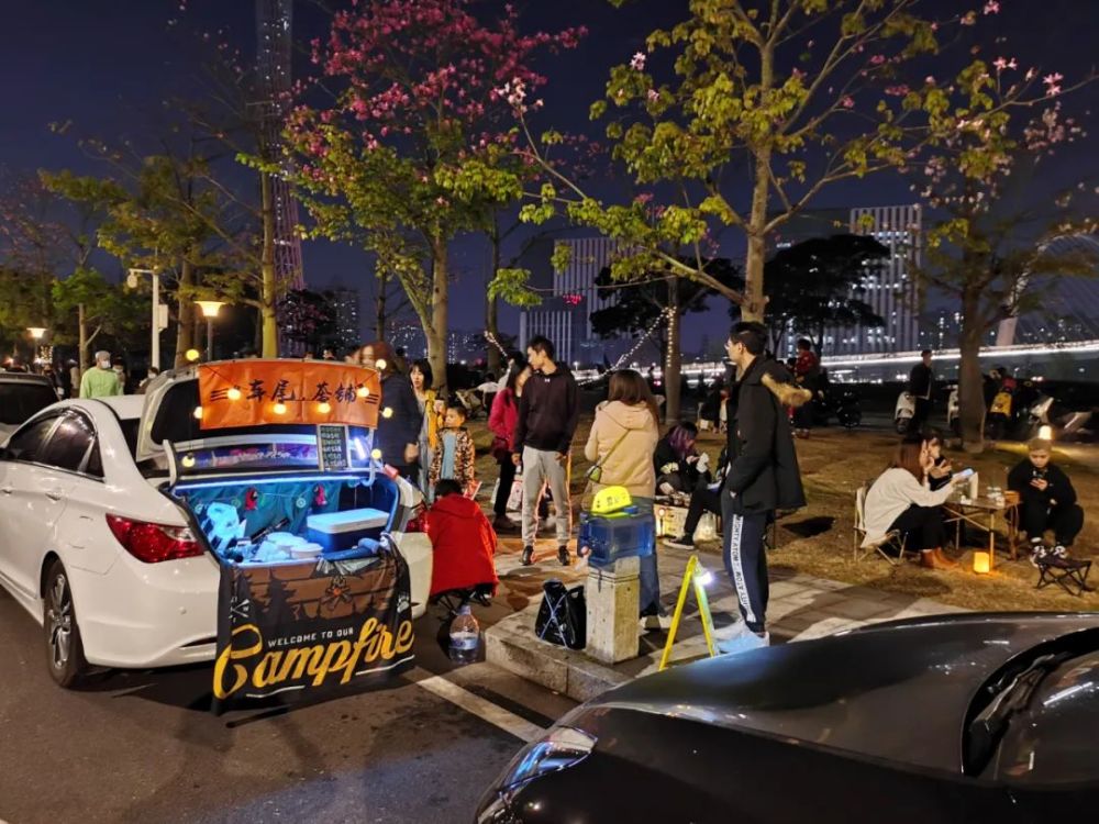 广州夜晚的尽头是车尾箱集市