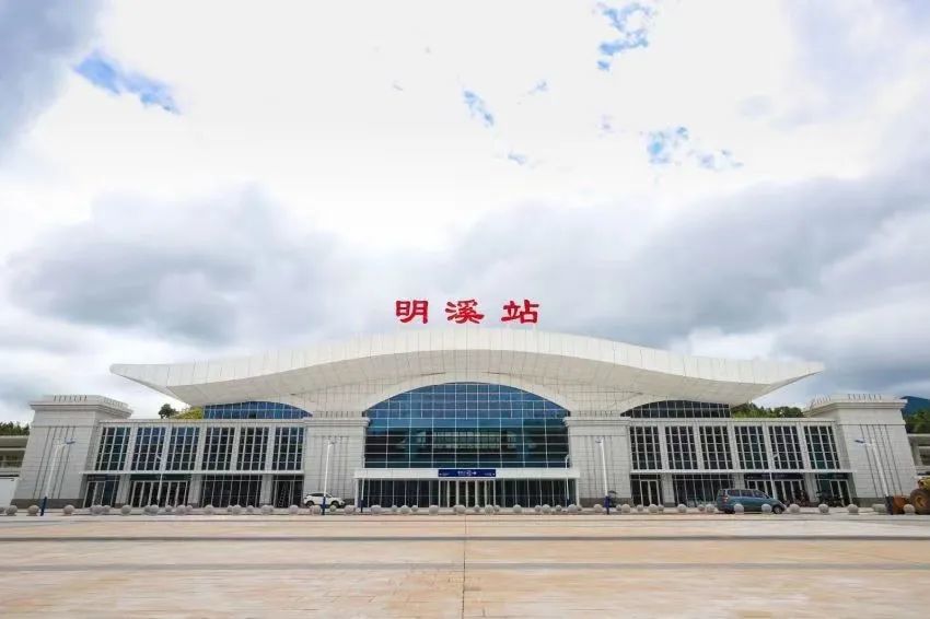 明溪站位于明溪县奋发村,是著名的侨乡和观鸟基地,站房吸纳了中国古