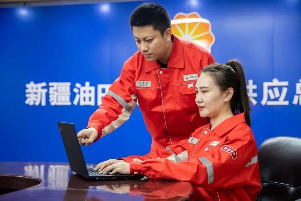 看油田员工换新工装啦