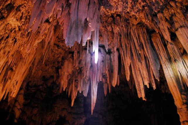 石峰梦幻森林梭山镇黑石大洞从鲁甸县城驱车前往梭山镇黑石大洞,看