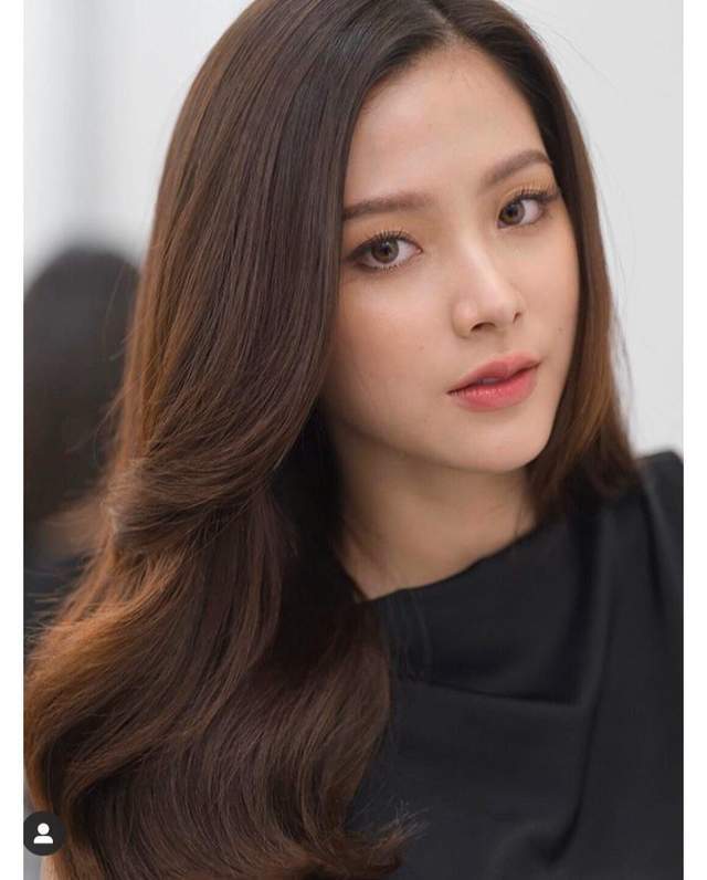 30岁泰国女星小水秀身材紧致长腿太抢眼红袍露腰很成熟