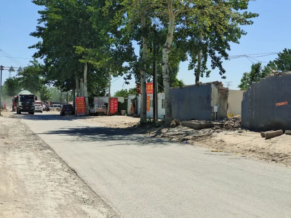 尹庄路口通往马庄村和容城县城的老道,撒的水和尘土混合成了泥浆.走容
