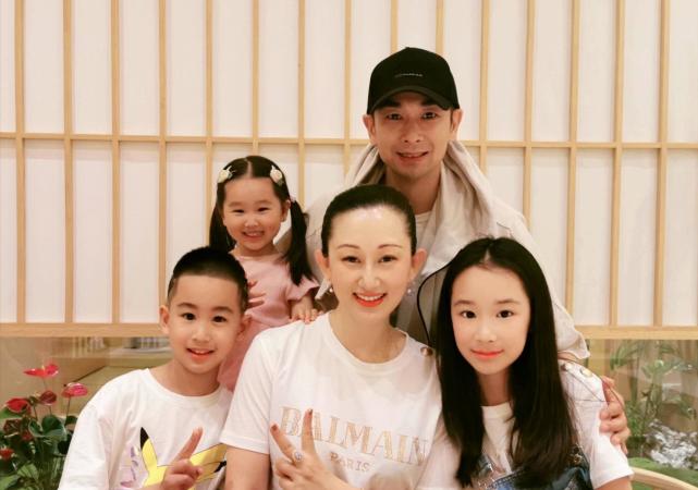 "牛小玲"张丹露:嫁大8岁赵文卓,36岁生三胎,被丈夫宠成公主