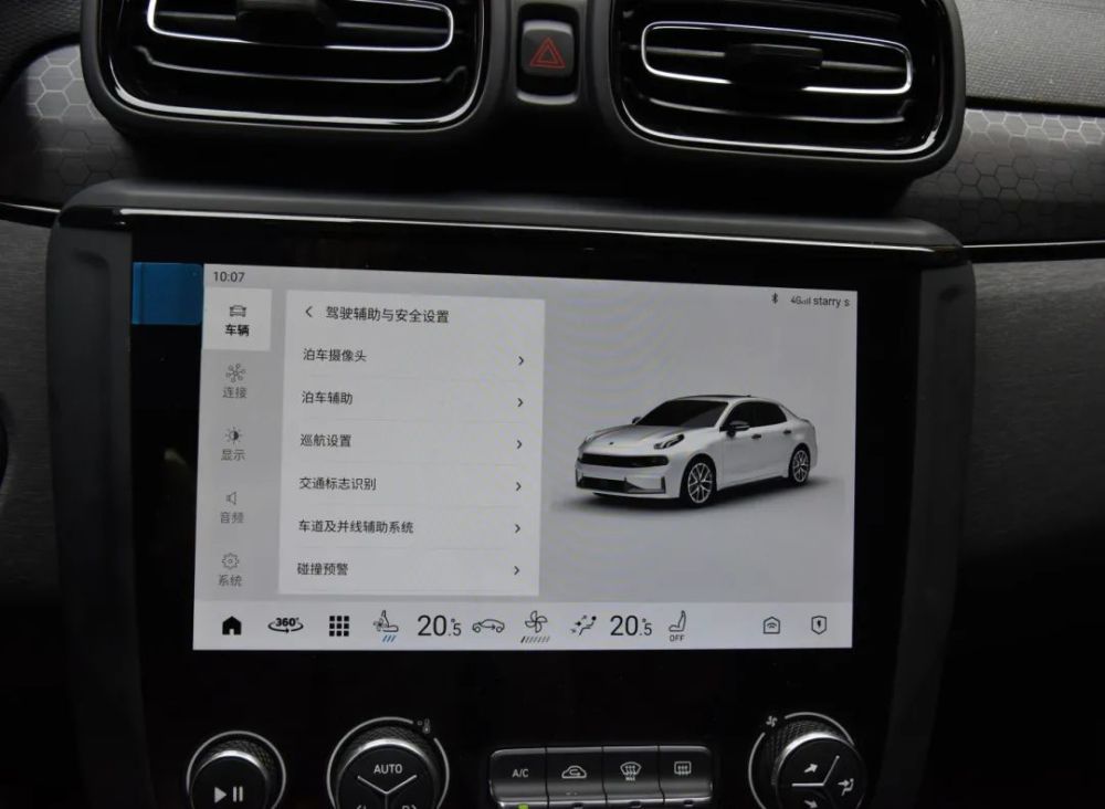 还有雷达,全速自适应巡航,一键启动和无钥匙进入系统,支持自动泊车入