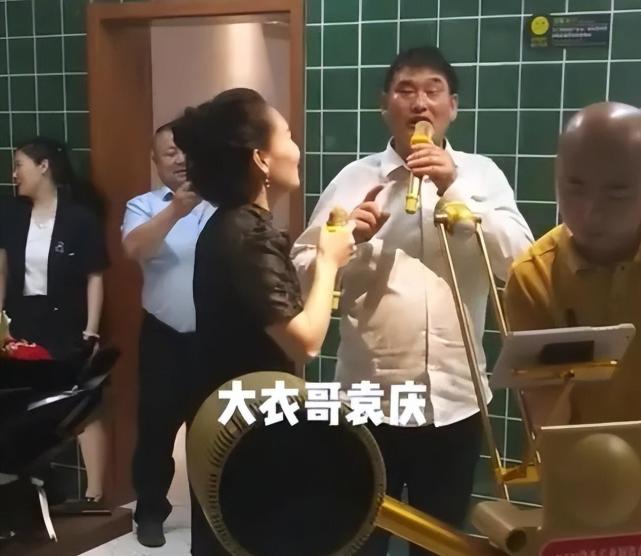 大衣哥为袁庆龙虾馆剪彩,献唱多首歌曲助兴,桌上的玫瑰花很显眼