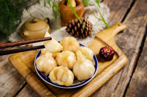 想吃糖醋蒜自己腌,做法简单,酸甜嘎嘣脆,健康无添加,香味浓