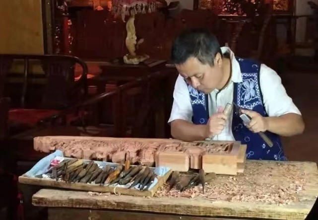 出生于剑川白族农村一个木雕世家的段四兴,是剑川木雕项目国家级代表