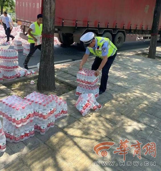 整箱矿泉水散落一地西安交警秒变搬运工及时恢复道路畅通