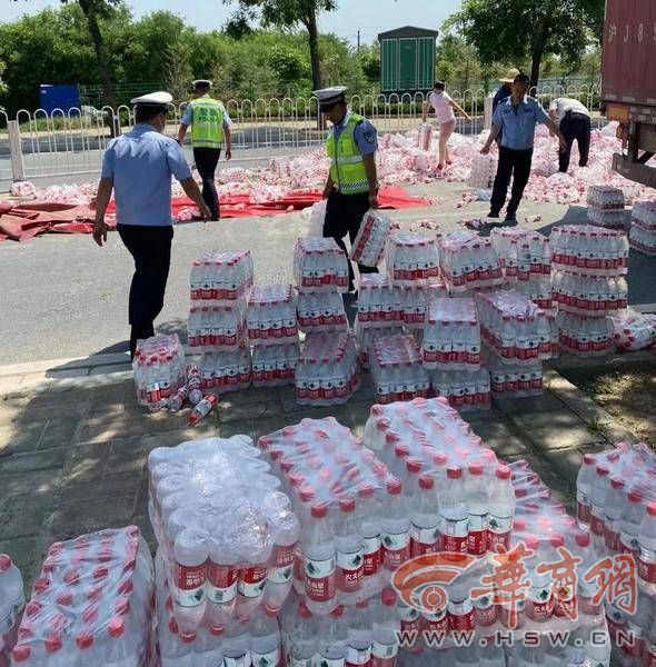 整箱矿泉水散落一地西安交警秒变搬运工及时恢复道路畅通