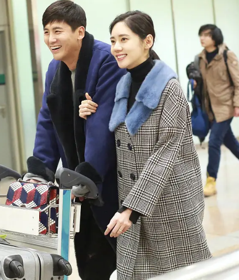秋瓷炫素颜出镜显憔悴为老公做饭秀恩爱于晓光却玩乐不提妻子