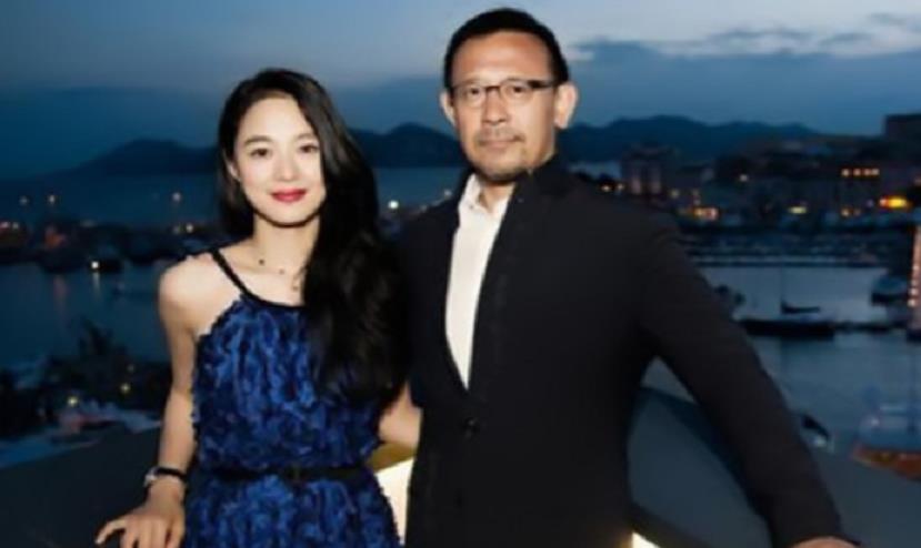 59岁姜文与二婚老婆排队核酸身形暴瘦变年轻妻子扎小辫显俏皮