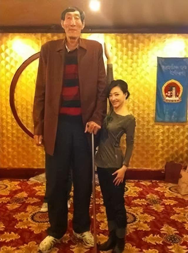 中国巨人鲍喜顺,身高2.36米超姚明,57岁生下儿子,如今怎样了?