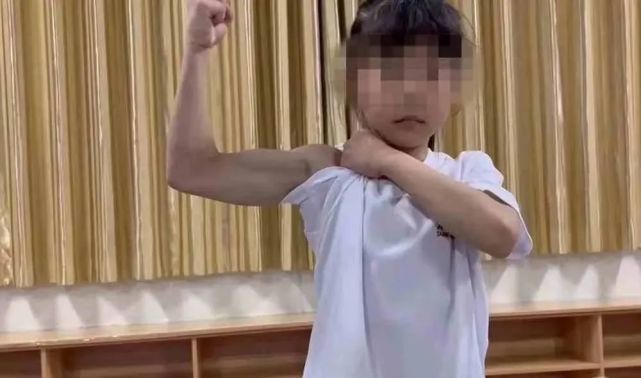新郑一8岁女孩竟练出八块腹肌和肱二头肌!网友:自愧不如!