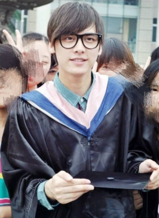 当过校草的男星李易峰被禁止上课间操他更被半个学校的女生追
