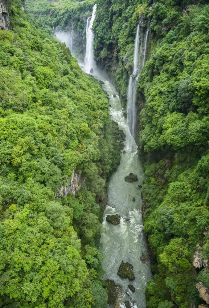 兴义马岭河峡谷瀑群竞流蔚为壮观