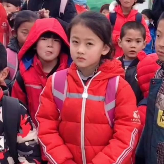"微笑女孩"铁嘉欣,7岁时因一张笑脸走红,公司出100