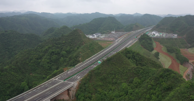 贵黄高速,连接贵阳市与黔东南州黄平县之间,设有醒狮,谷龙,龙里洗马