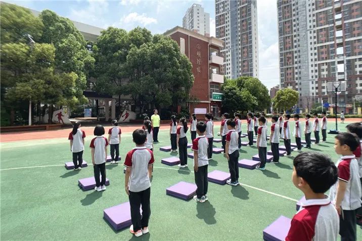 阳光体育爱洒操场记武汉为明学校小学部体育老师胡斌