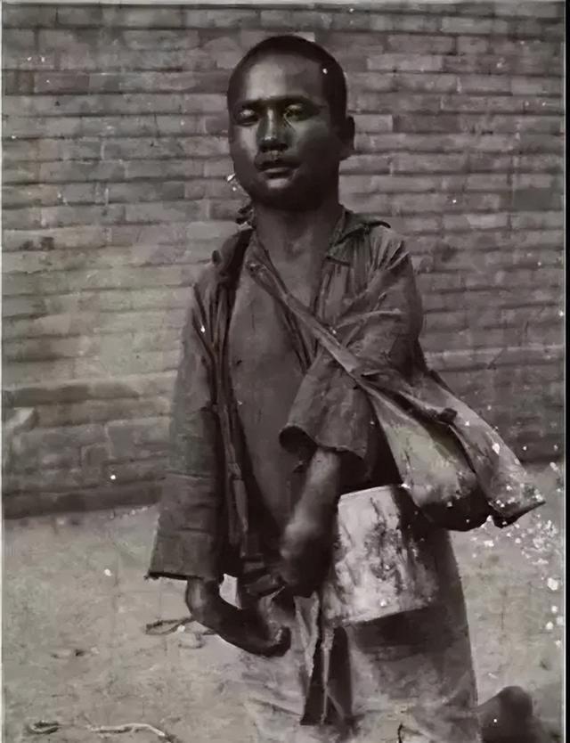 清朝年间两乞丐街头耍人面蛇让人心惊胆寒此非蛇而是人
