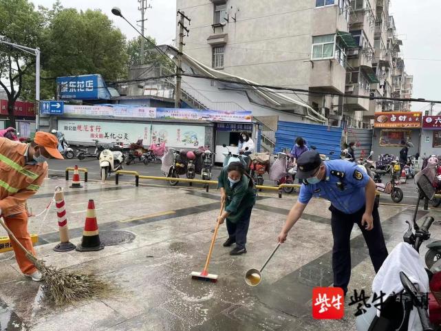 扬子晚报网5月27日讯(通讯员 史朝杰 记者 张可)近日,南京六合城管