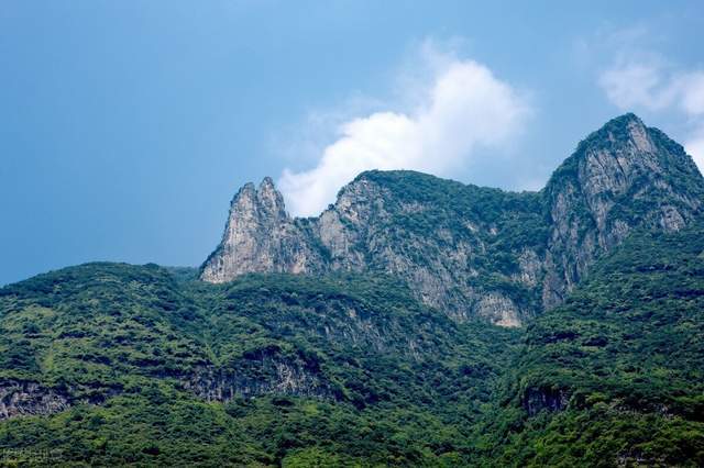 神女峰:诗人与山水相得益彰