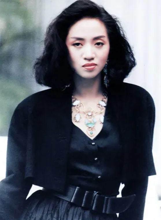 梅艳芳属于硬朗性长相,骨骼感强加上有轻微的遮瞳,略一看气场就很强
