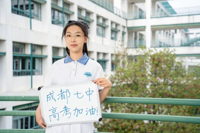浙大学子穿上高中校服为你加油!