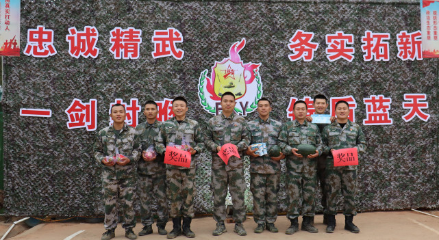 因地制宜在驻训场地自建野外篮球场,搭设野战健身房,喷绘战地标语
