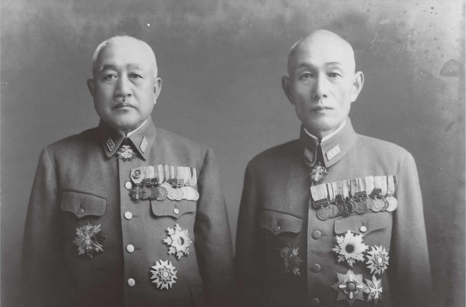 左为土肥原贤二于是他立马开始战略转移,将广西省会从临近印度支那的