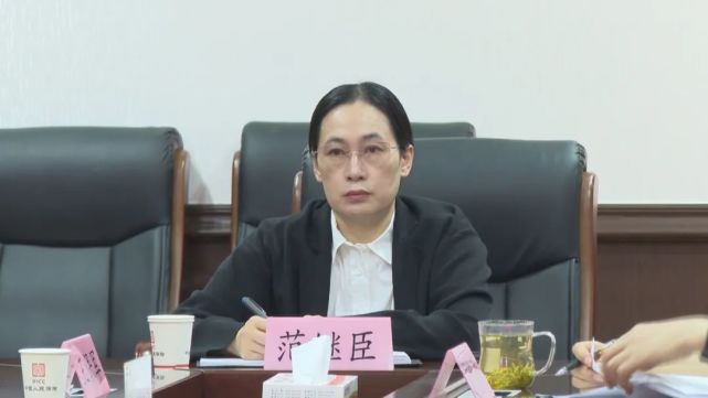 县委副书记,县长范继臣,县委常委,副县长侯凌雁在县政府第三会议室