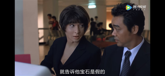 在公交车上的一段也堪称经典,第一次是为了躲避警察,和梁婉婷假装一对
