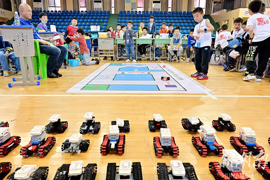 当天,2022年娄底市青少年机器人竞赛在双峰县曾国藩学校举行.