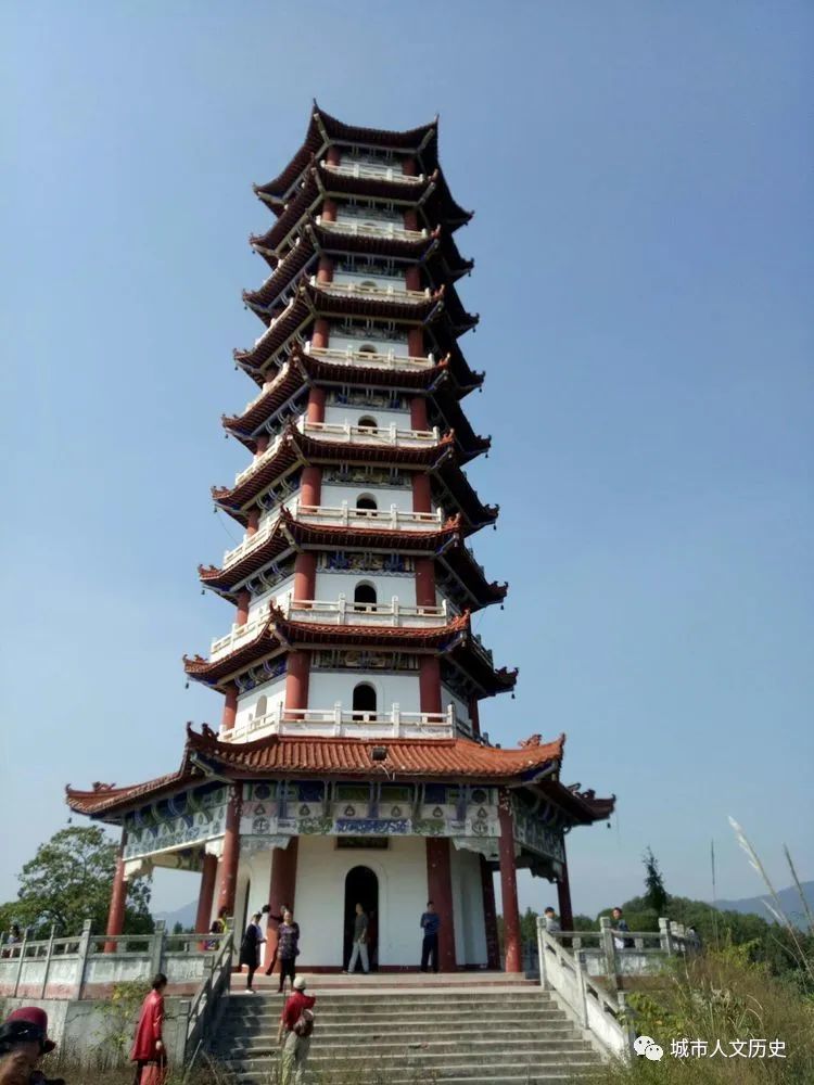 文峰塔武宁文峰塔是全县造型最大的古塔.