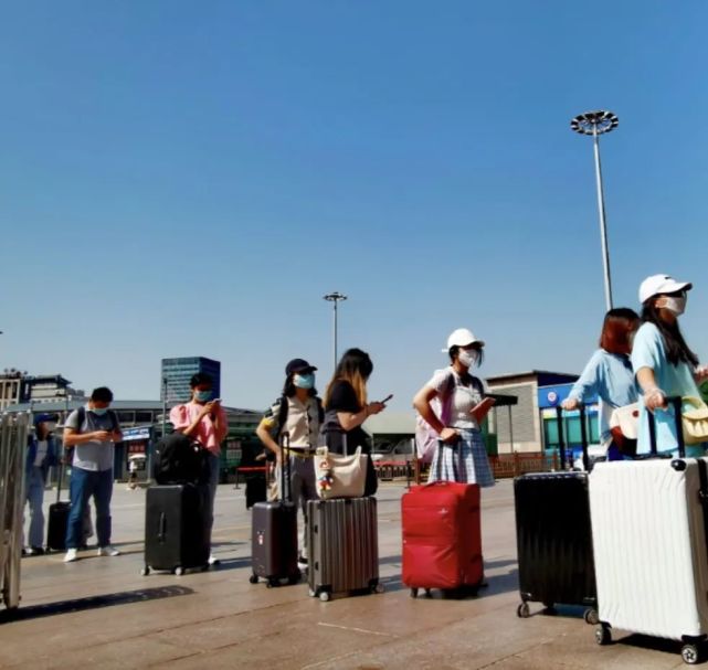 北京高校学生开启返乡旅程,多所高校为大学生提供送站服务,暖心