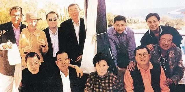 广东男人,逆袭成香港富豪,花10亿买飞机,如今妻子成接班人